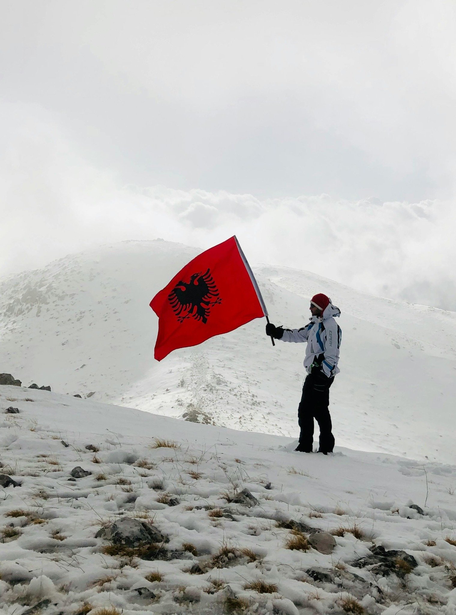 Bandiera albanese sulle montagne — viaggio e turismo dentale