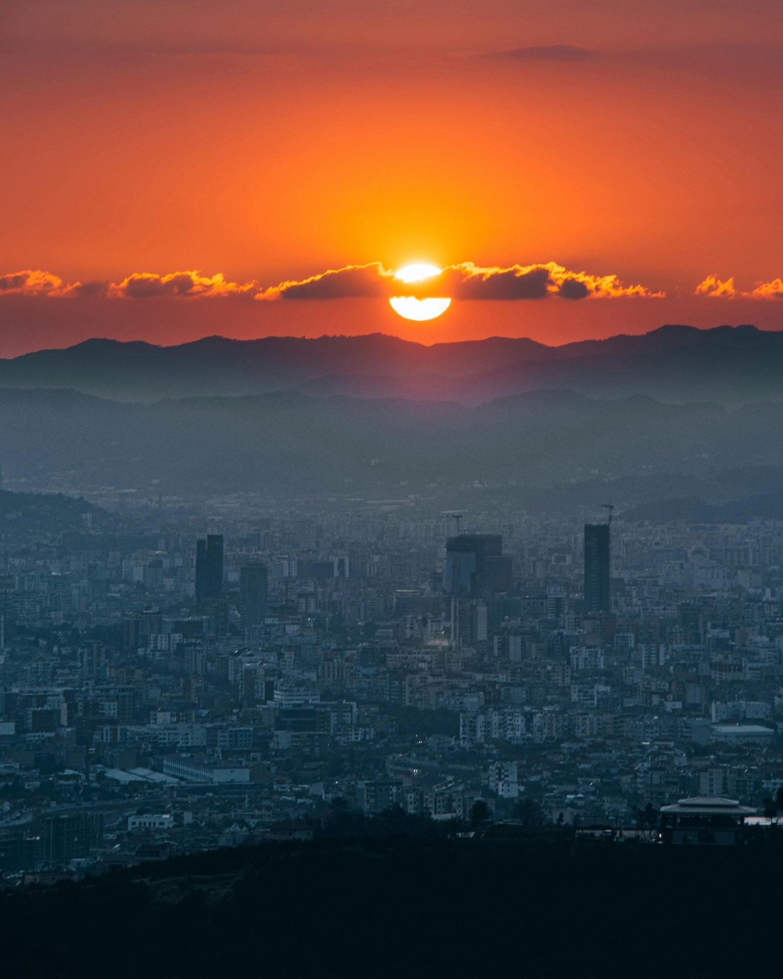 Tramonto su Tirana — esperienza completa turismo dentale